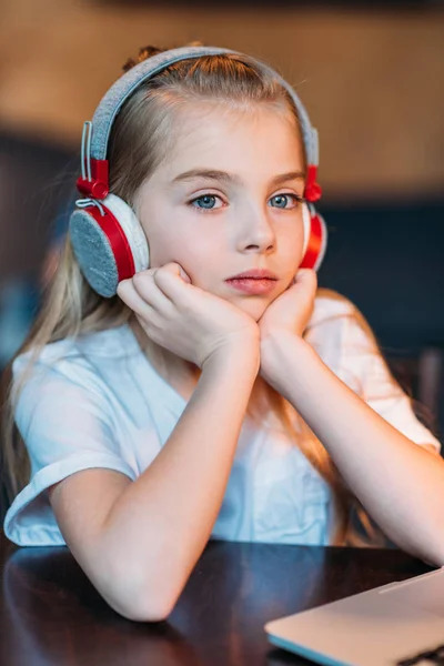 Petite fille dans les écouteurs — Photo de stock