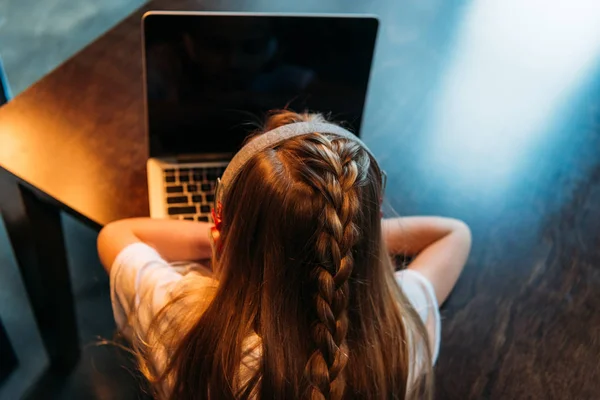 Petite fille dans les écouteurs — Photo de stock