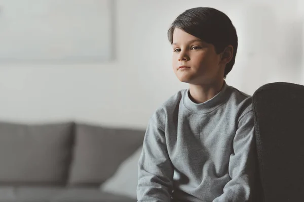 Pequeño niño pensativo en casa - foto de stock