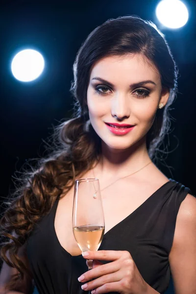 Mujer elegante bebiendo champán - foto de stock