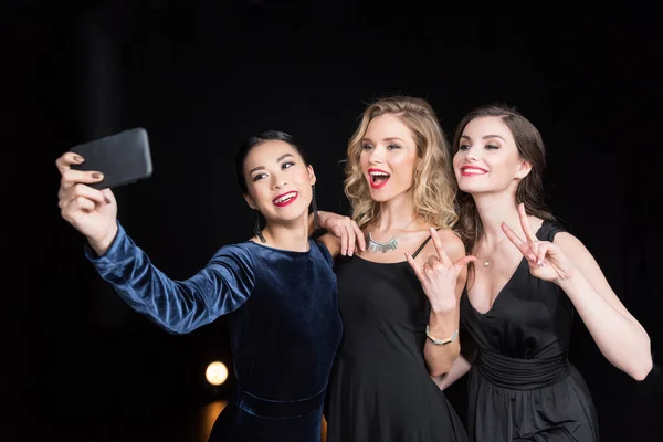 Mujeres tomando selfie en smartphone - foto de stock