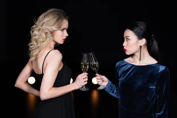 Glamour filles clinking avec champagne verres — Photo de stock