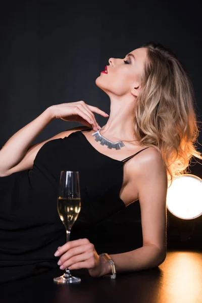 Donna attraente in possesso di bicchiere di champagne — Foto stock