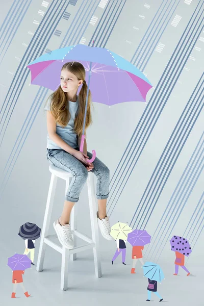 Fille assise avec parapluie — Photo de stock