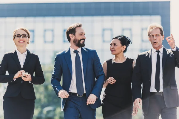 Empresarios multiétnicos caminando por la ciudad - foto de stock