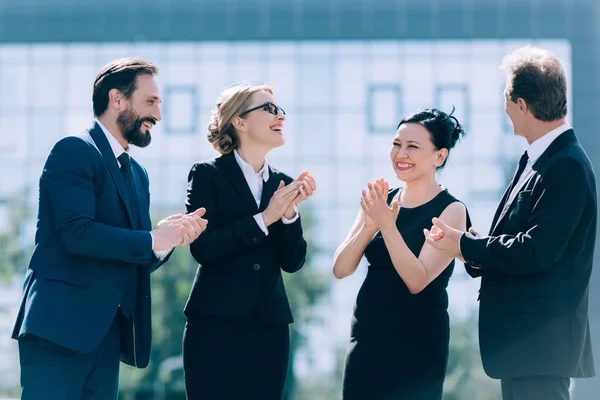 Imprenditori multietnici applaudono — Foto stock