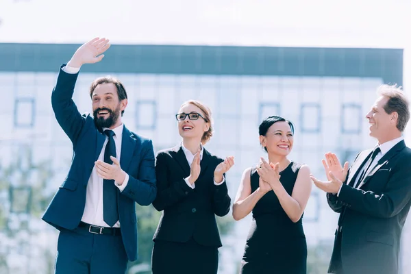 Imprenditori multietnici applaudono — Foto stock