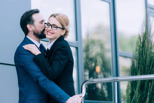 Reife Geschäftsleute umarmen sich — Stockfoto