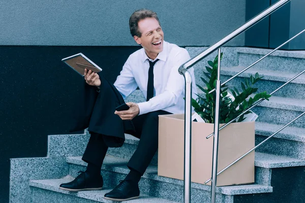 Hombre de negocios despedido con caja de cartón - foto de stock