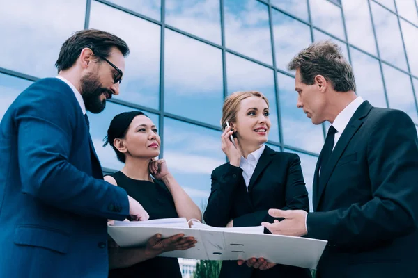 Imprenditori multietnici che stanno discutendo — Foto stock