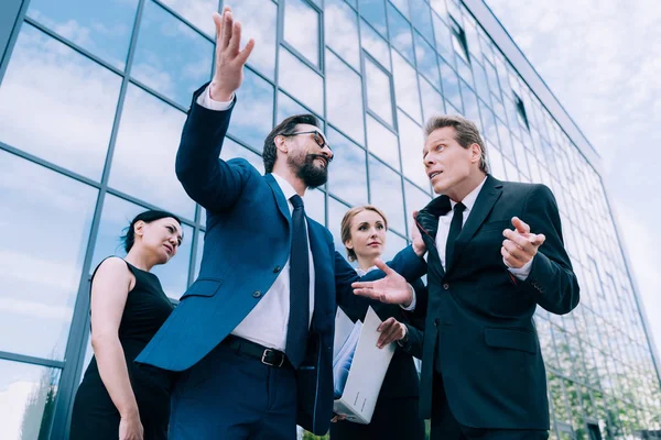 Empresarios multiétnicos que debaten - foto de stock