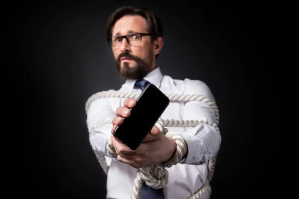 Gefesselter Geschäftsmann mit Smartphone — Stockfoto