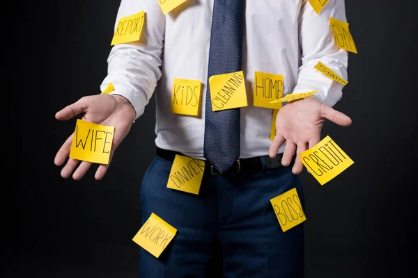 Hombre de negocios estresado con notas adhesivas - foto de stock