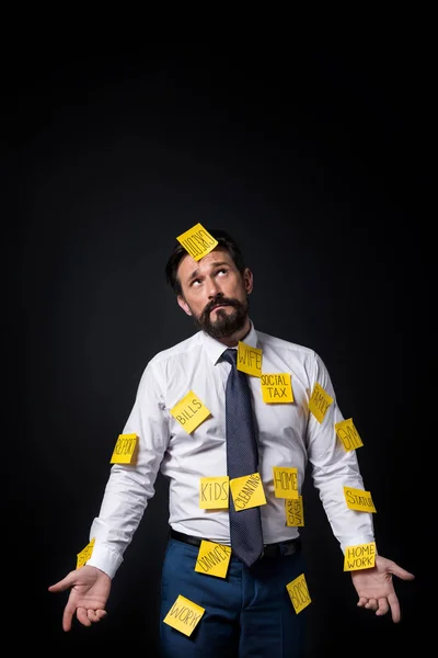 Homme d'affaires stressé avec des notes collantes — Photo de stock