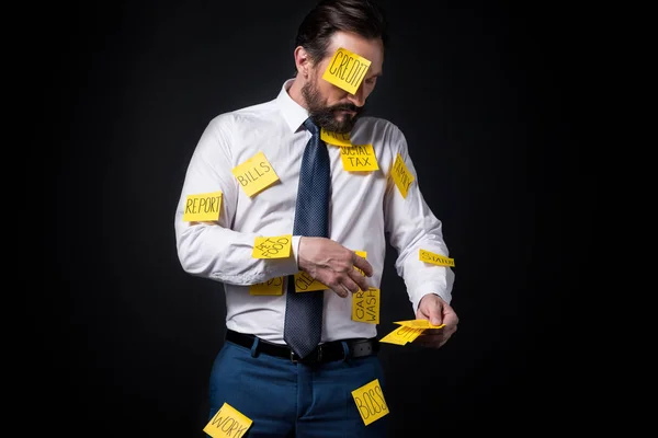 Gestresster Geschäftsmann mit klebrigen Scheinen — Stockfoto