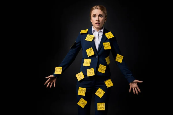 Femme d'affaires stressée avec des notes collantes — Photo de stock