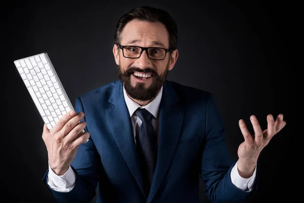 Hombre de negocios emocionado con teclado - foto de stock