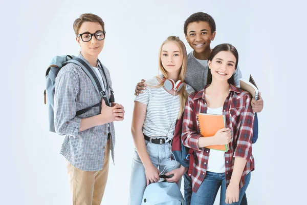 Adolescentes multiétnicos con mochilas - foto de stock