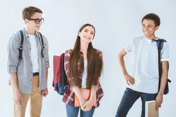 Multiethnische Studenten mit Rucksäcken und Notizbüchern — Stockfoto