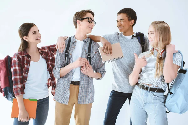 Studenti multietnici che conversano — Foto stock