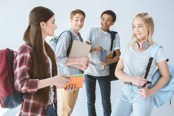 Étudiants multiethniques ayant une conversation — Photo de stock