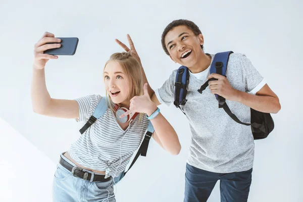 Multicultural teenagers taking selfie — Stock Photo
