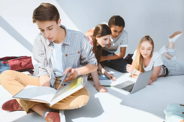 Adolescents multiculturels avec ordinateur portable — Photo de stock