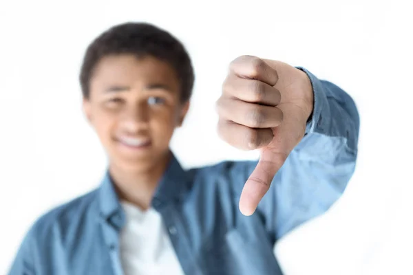 Africano americano adolescente mostrando pollice verso il basso — Foto stock