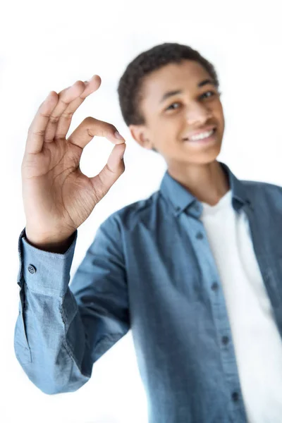 Africano americano adolescente mostrando ok segno — Foto stock