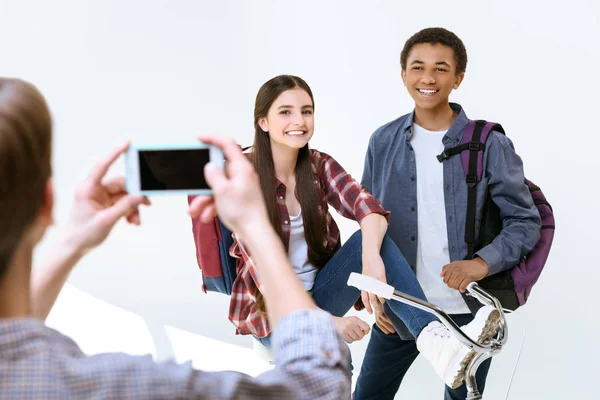 Multikulturelle Freunde von Freund fotografiert — Stockfoto