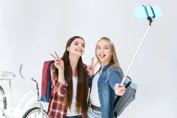 Adolescentes amigos tomando selfie juntos - foto de stock