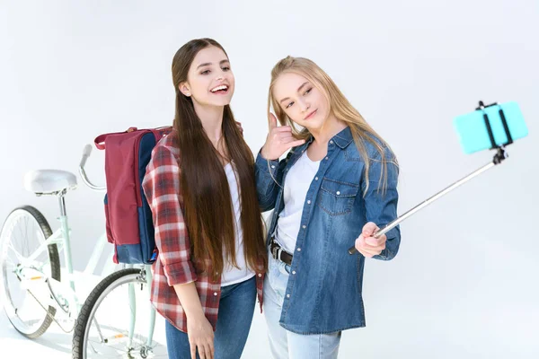 Adolescent amis prendre selfie ensemble — Photo de stock