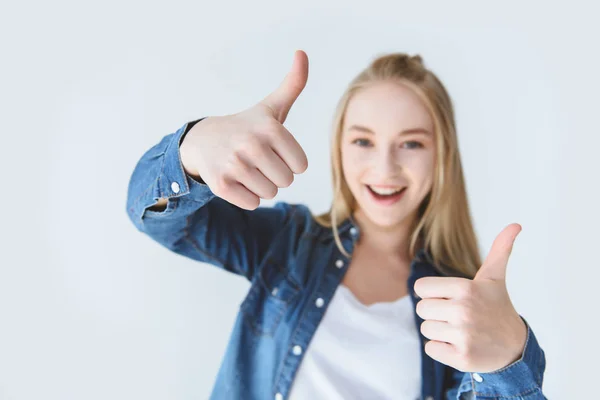 Sonriente adolescente chica mostrando pulgares hacia arriba - foto de stock