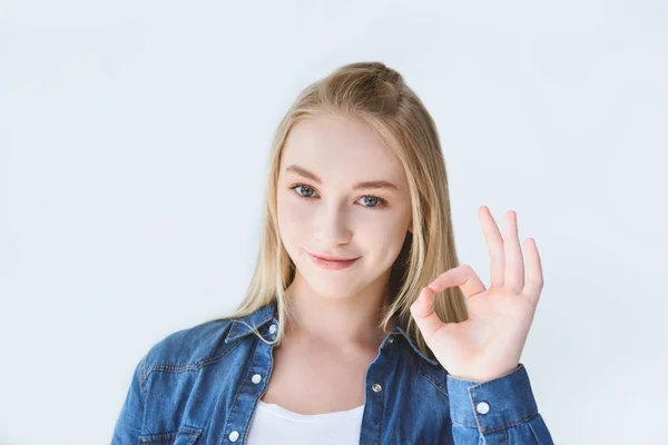 Adolescente montrant ok signe — Photo de stock
