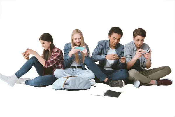 Adolescentes multiculturales utilizando teléfonos inteligentes - foto de stock