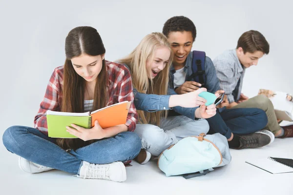 Estudantes multiétnicos fazendo lição de casa — Fotografia de Stock