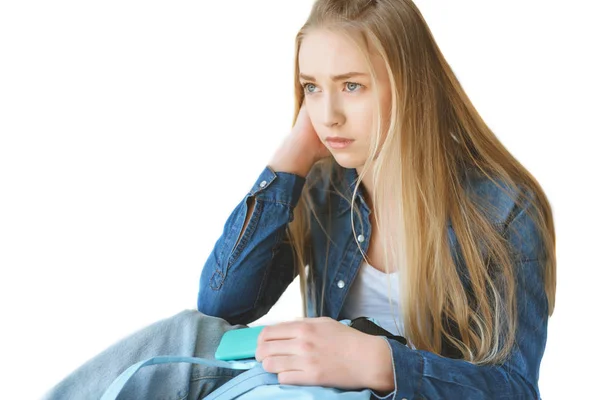 Adolescente triste com smartphone e mochila — Fotografia de Stock