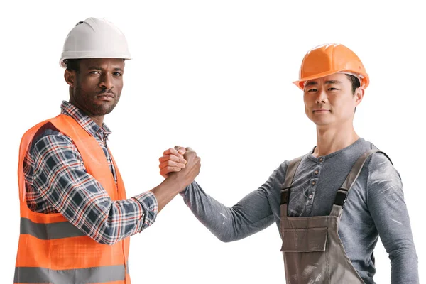 Equipo de trabajadores de la construcción afroamericanos y asiáticos - foto de stock