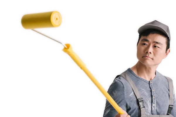 Asiatique construction travailleur avec rouleau brosse — Photo de stock