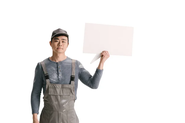Constructor sosteniendo burbuja de habla en blanco - foto de stock