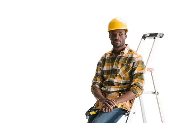 Constructor pensativo sentado en la escalera - foto de stock