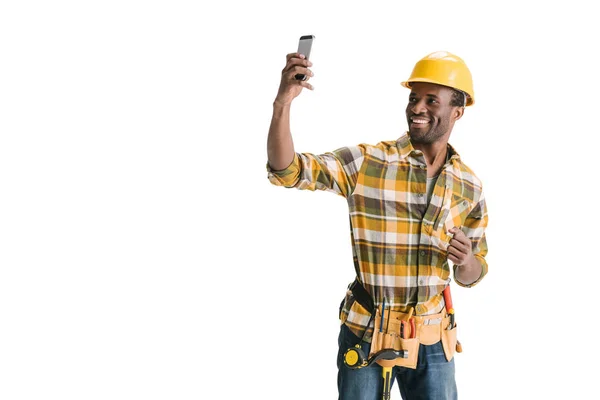 Construtor afro tomando selfie — Fotografia de Stock