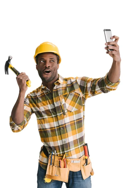 Construtor afro tomando selfie — Fotografia de Stock