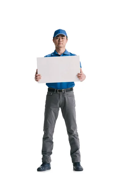 Joven asiático mensajero con caja en blanco - foto de stock