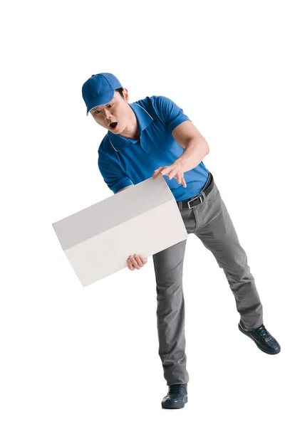 Jovem asiático courier com branco caixa — Fotografia de Stock