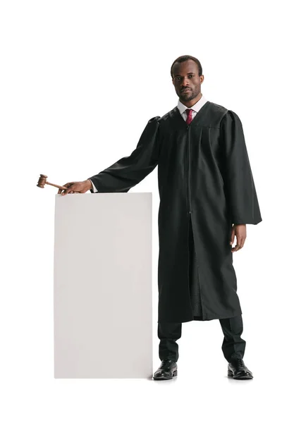 Juiz de pé com banner em branco — Fotografia de Stock