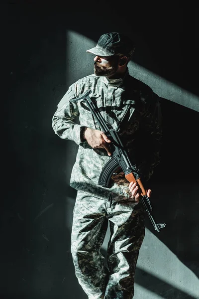 Soldado en uniforme militar con rifle - foto de stock