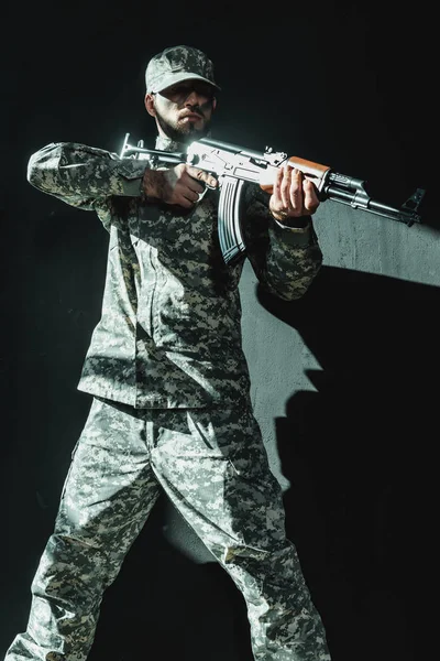 Soldado en uniforme militar con rifle - foto de stock