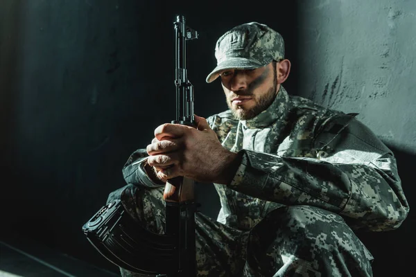 Soldado en uniforme militar con rifle - foto de stock