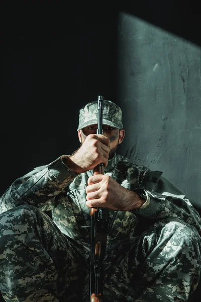 Soldado en uniforme militar con rifle - foto de stock